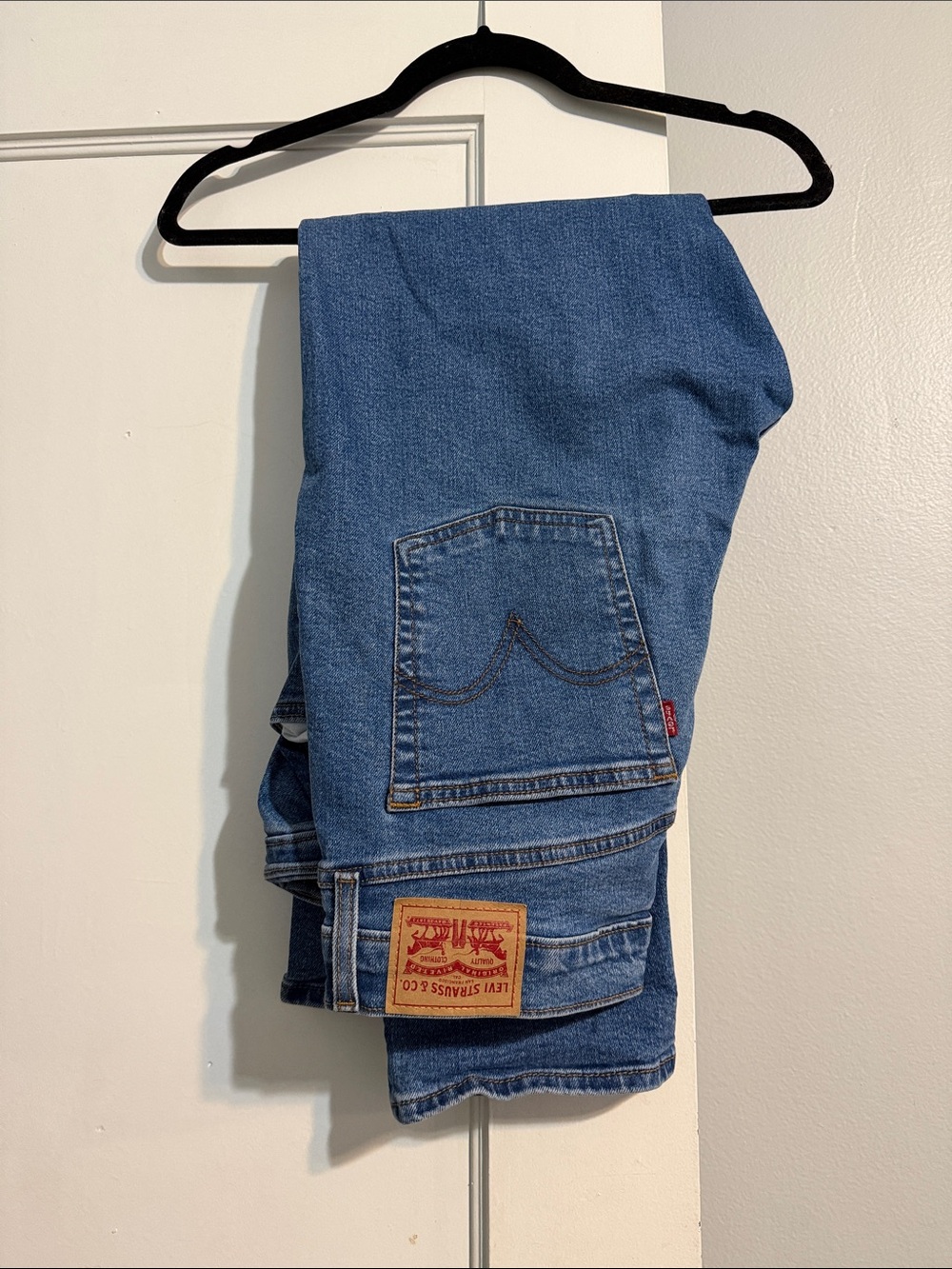 Levi's Men's Medium Blue Relaxed Fit Jeans